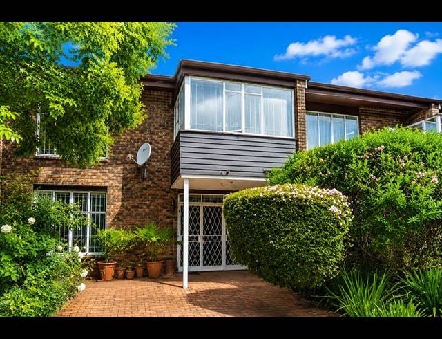2 BEDROOM TOWNHOUSE FOR SALE IN HYDE PARK